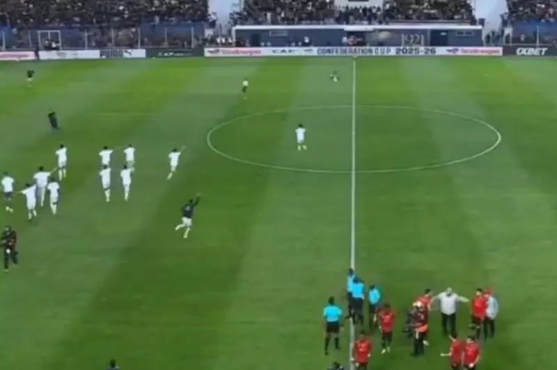 بعد أحداث الشغب بمباراة أولمبيك آسفي واتحاد العاصمة.. ماذا تقول اللائحة عن اقتحام الجماهير للملعب؟ 